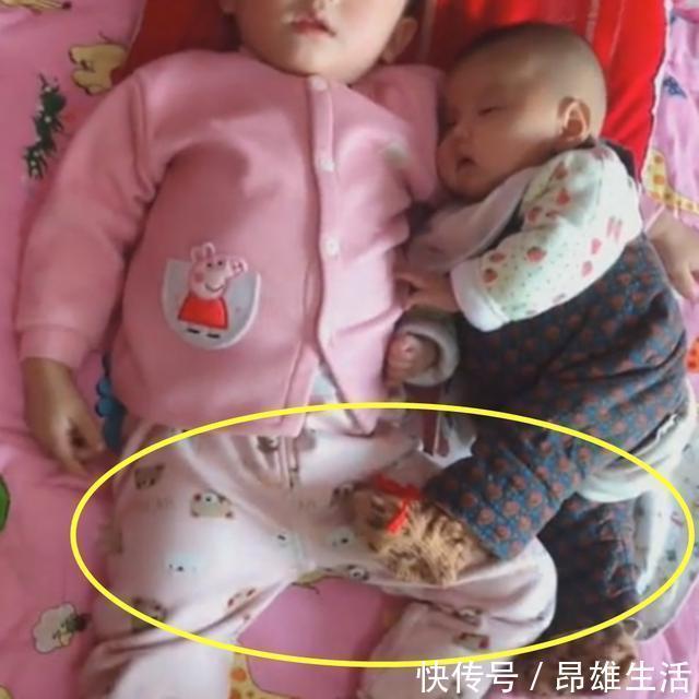 弟弟|哥哥哄弟弟睡着了,妈妈掀开被子看到这一画面,心都暖化了