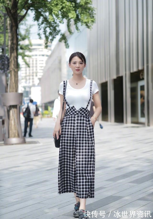 穿搭 现在不流行小黑裤,这才是夏日的高级打开方式,舒适、清爽很时髦!