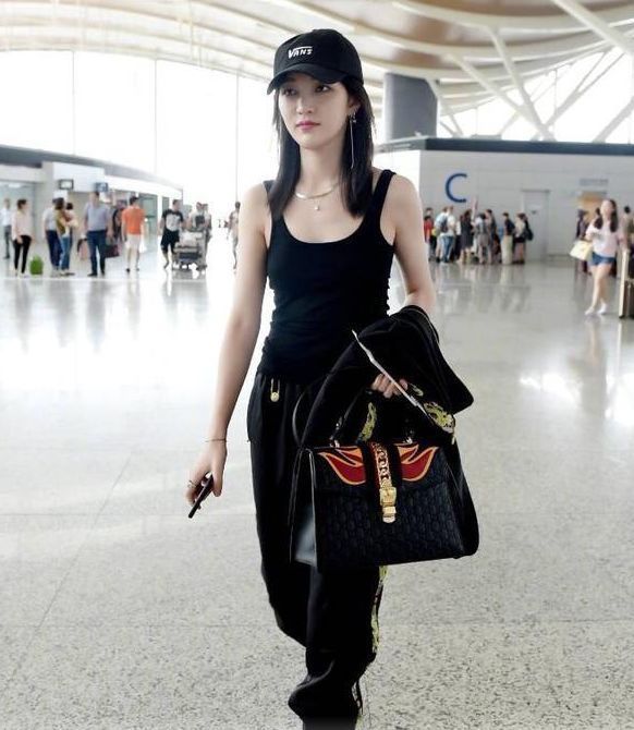 不了|街拍:常规穿衣根本满足不了这么性感的小姐姐,身材真好