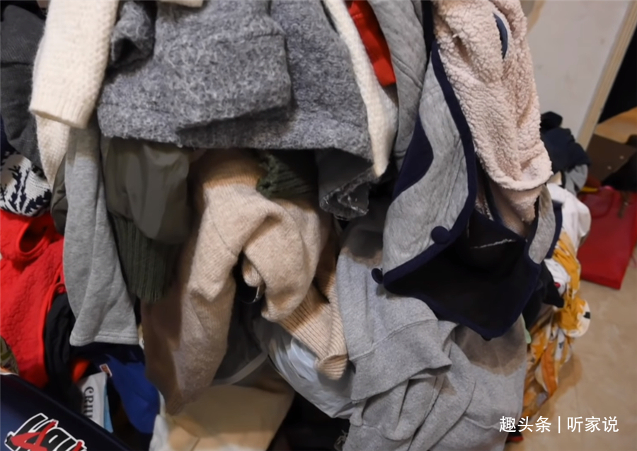 姑娘|“囤积癖”姑娘10㎡卧室，衣服堆积如山，3名整理师8小时打扫干净