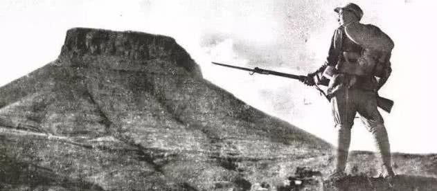 扔掉|八路哨兵发现有个日军，抬手就是一枪，走近一看，他扔掉枪哭了起来