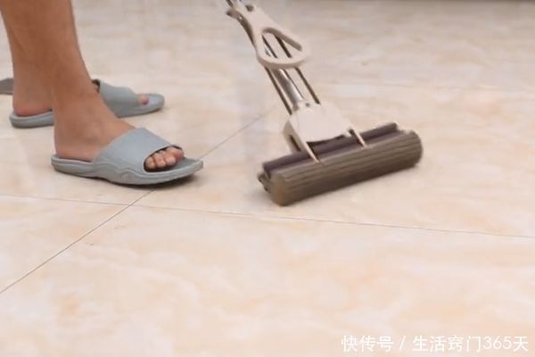 清水拖地等于白拖,在水里倒一点“它”,让地面干净不留水渍!