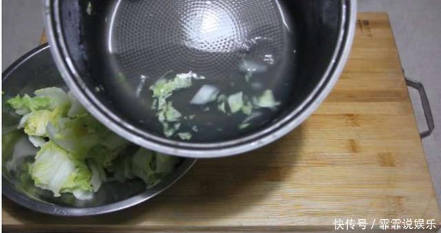 白菜别只会炒着吃,教你一个新吃法,好吃得停不下嘴