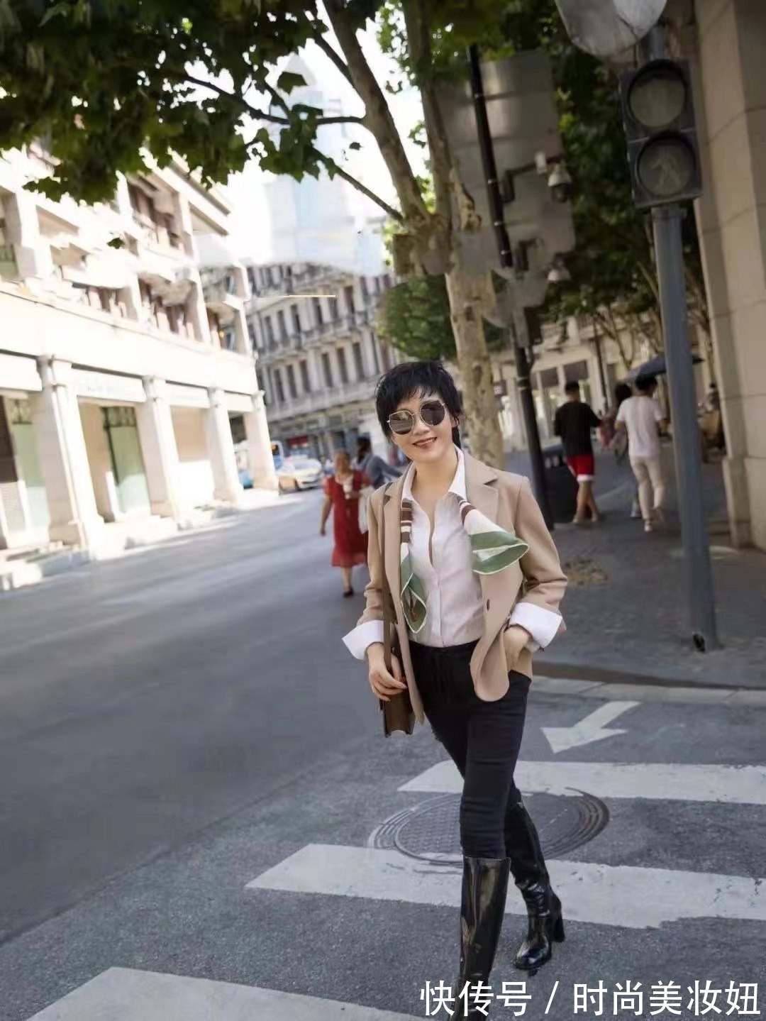 丝巾|这才是大龄女性该有的穿搭,学57岁设计师的搭配,简洁高级又减龄