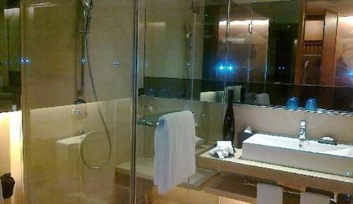 实用|头次见到朋友家淋浴房装这种东西,太实用了,回家也要这样做