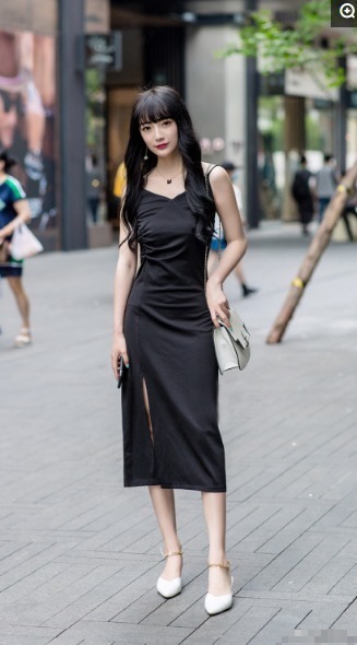 成熟女人喜欢黑色连衣裙,修身显瘦易搭配,轻松穿出精致感