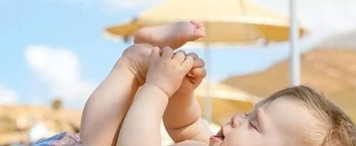 晒伤|宝妈忘给孩子做防晒,早起带娃去海边玩,晚上带回俩“国际友人”