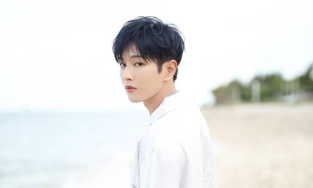 他和王一博为同一个组合,如今王一博人气高涨,他却发展尴尬?