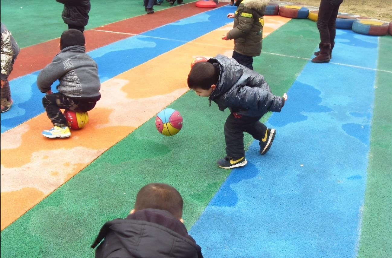 幼儿园|妈妈给儿子买了一条新裤子，穿到幼儿园后，却引来了同学们的嘲笑