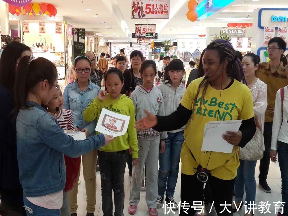 人心情|女儿期末考得好,老爸奖励一分钟疯狂购物,不料结账时心情复杂