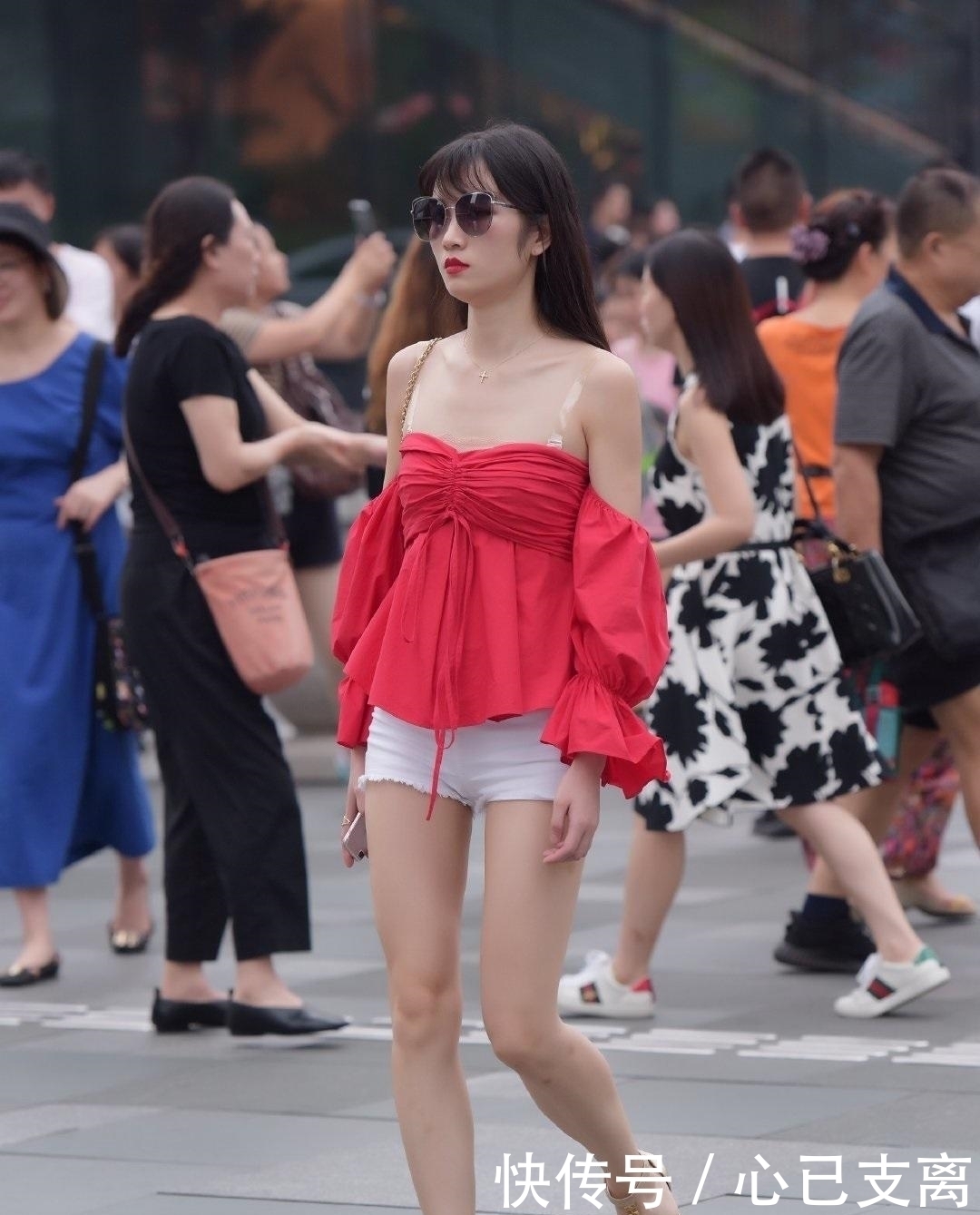 美女真敢穿,穿短裤长腿不输超模,戴墨镜还有高级身段