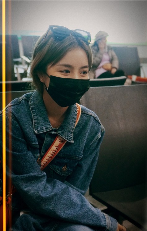 女明星安崎真会穿！一身牛仔套装搭配短发个性洋气，简洁又利落