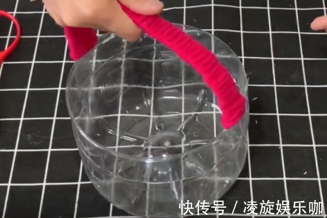 空油桶可真是个“宝”,把毛线缠在空油桶上,全家人都要抢着用!