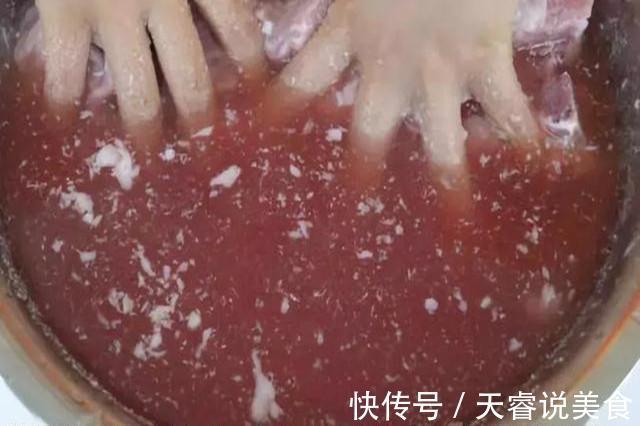 排骨别用热水焯了,教你1招,血水自己跑出来,你一定用得到!