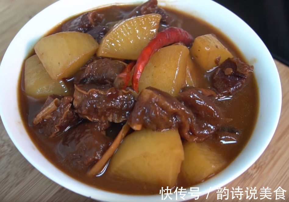 厨师是怎么把牛肉炖烂的，在锅里放“它”，半个小时牛肉就软了