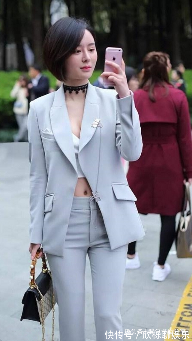 干练|路人街拍,姑娘一头短发精致干练,美丽的气质让人着迷