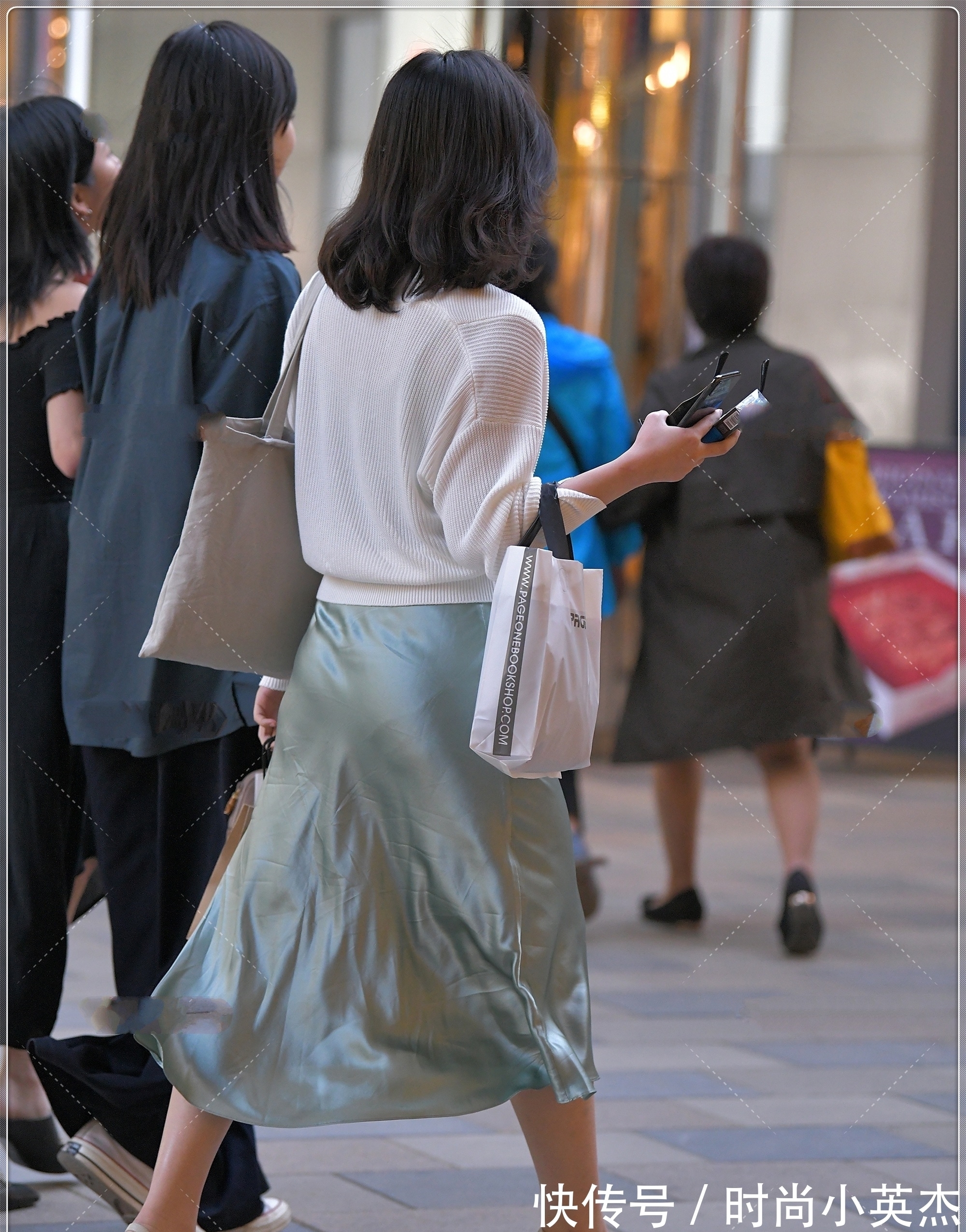 气质 湖蓝色真丝连衣裙外搭针织开衫,温婉可人,气质出众