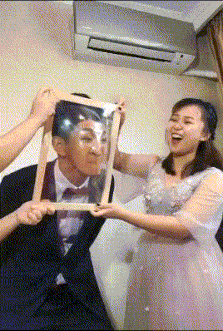 |搞笑GIF:小哥真是拼了,但是这个膜的质量实在是太好了