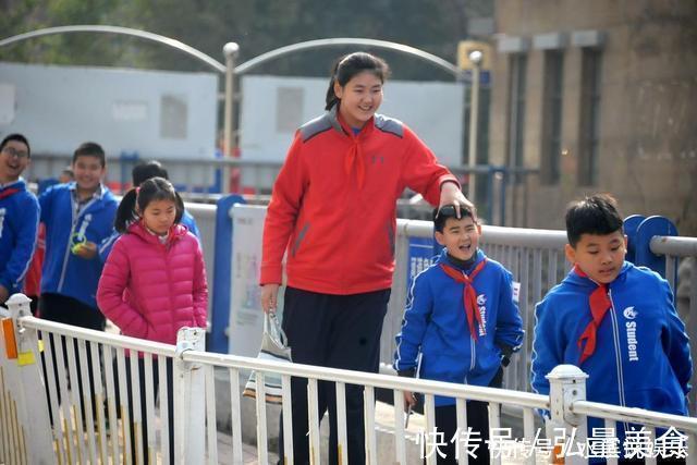 运动能力|女版姚明横空出世!年仅12岁身高达2.21米,母亲曾经是女篮国手