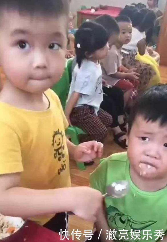 老大|外甥舅舅同上幼儿园,舅舅待遇太好,“小手一端”等着外甥喂饭