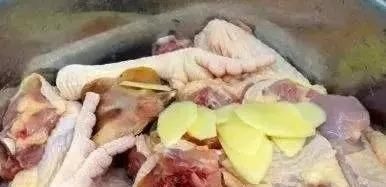 无论炖鲜鸡冻鸡，切记不要焯水，大厨教你一招，肉鲜嫩营养不流失