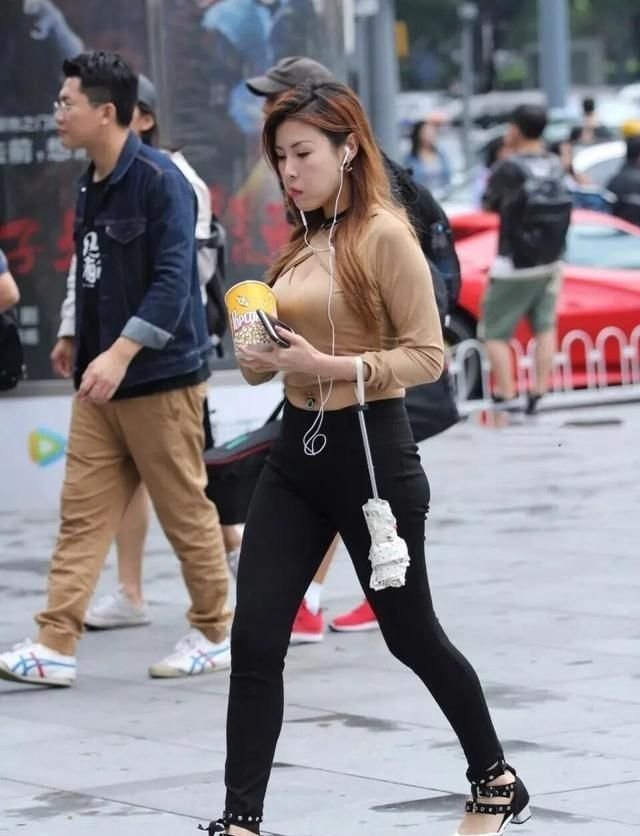  底裤|美女街拍：打底裤的装扮清雅悠然穿出简单利落， 彰显自然美