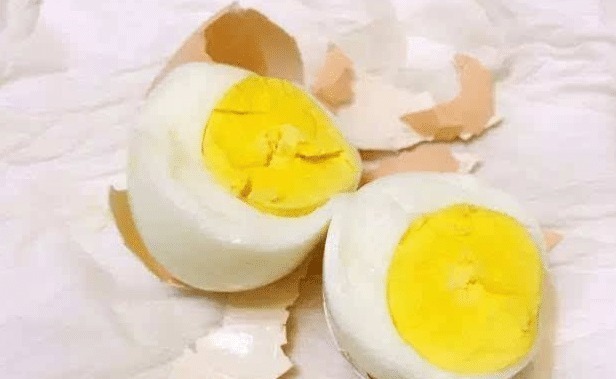 煮鸡蛋只用白水煮可不行，煮前多做一步，香嫩好吃，蛋壳特好剥