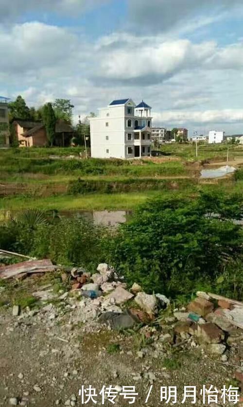 全村|公婆花百万回农村盖房，全村都轰动了，抢着来参观，旋转楼梯太赞
