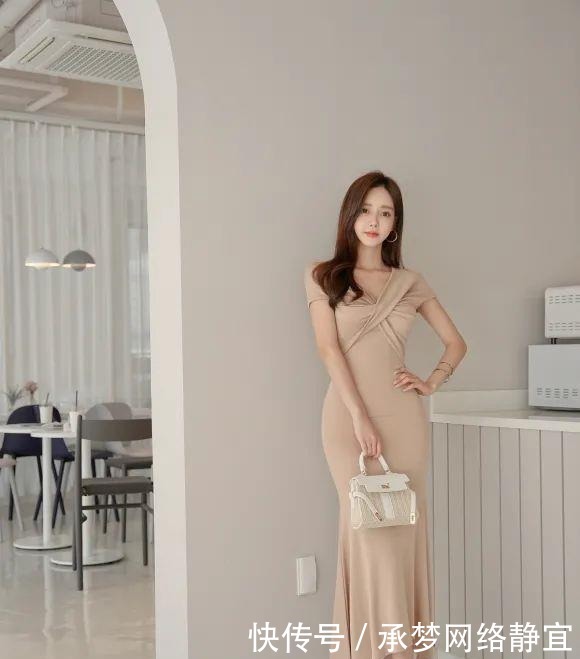 纯彩|美女鉴赏:炎夏卡其色乳酪纯彩鱼尾长裙