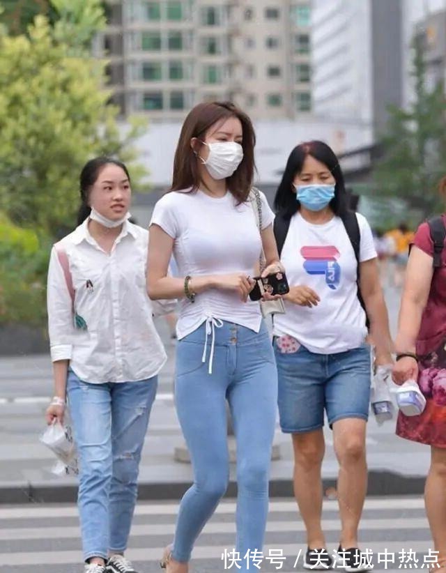 高跟鞋 黑色T恤搭配低腰牛仔裤,简约自然,休闲不失女人味!