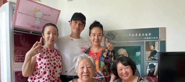 黃曉明回老家曬家人合影，吃飯開心比耶，身后多張結(jié)婚照引關(guān)注