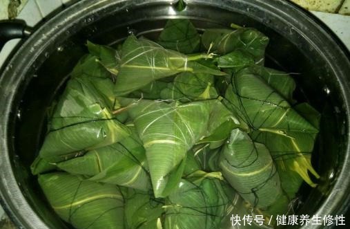 煮粽子直接下锅就“废”了,只有做好这1步,粽子才会软糯香甜