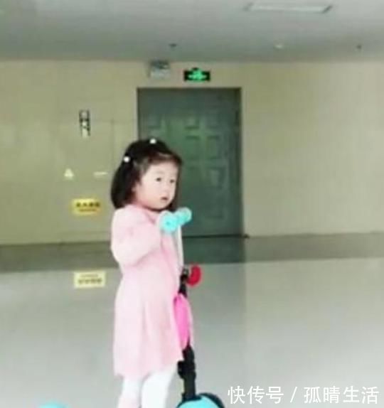 小女孩|父女俩1个月没见,妈妈带女儿接爸爸下班,父女俩的反应太暖心!