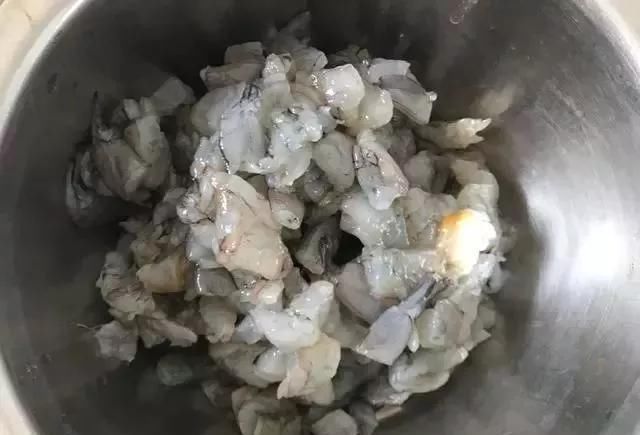 调韭菜馅就怕包着包着韭菜出水,教你一个小妙招,放多久都不没事