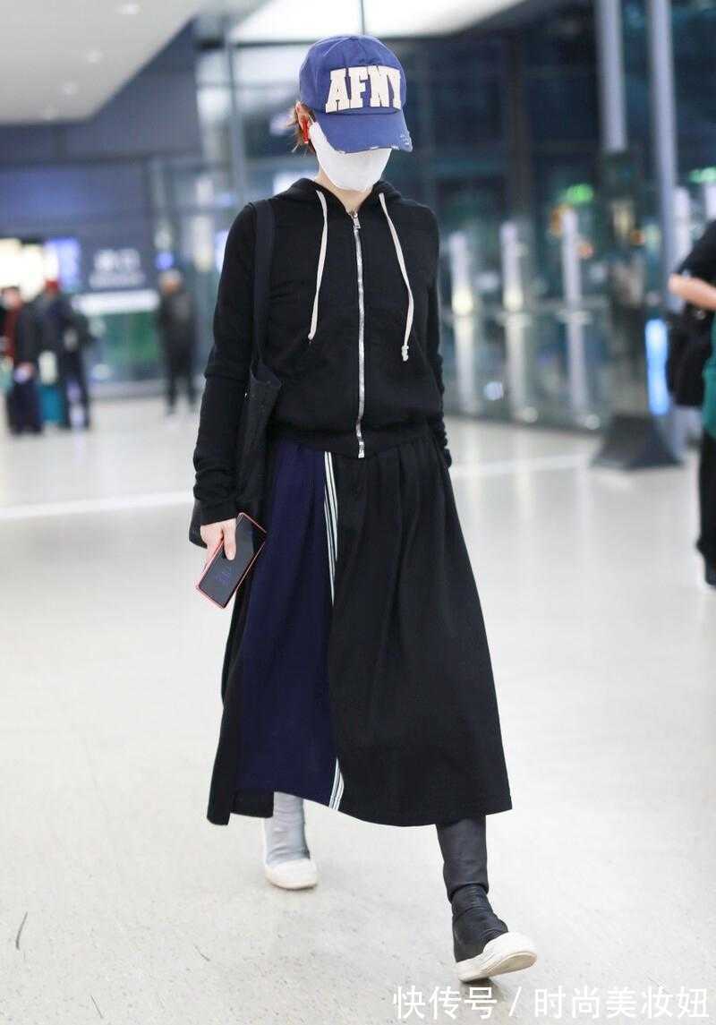 半身裙|马伊琍真有时尚触觉的,卫衣+半身裙优雅洋气,鸳鸯鞋真时髦