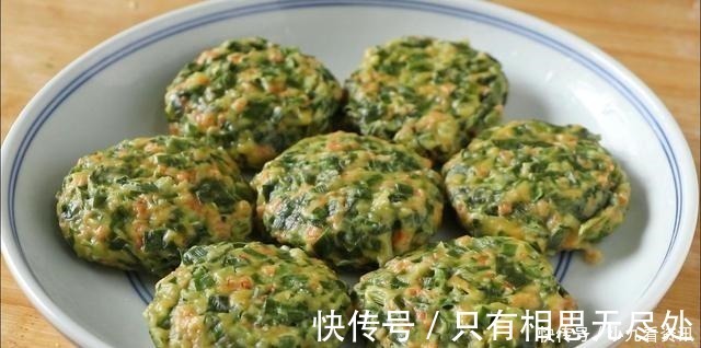 玉米面|不和面不揉面,教你懒人韭菜玉米面饼,8分钟熟透,上桌就扫光