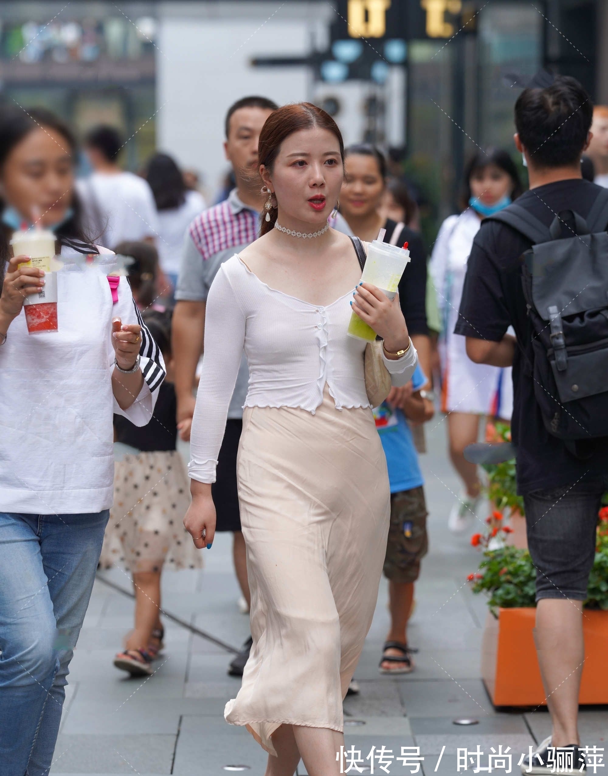 卡其色 针织衫搭配裙子穿,有种温柔风,还能防晒,一举两得