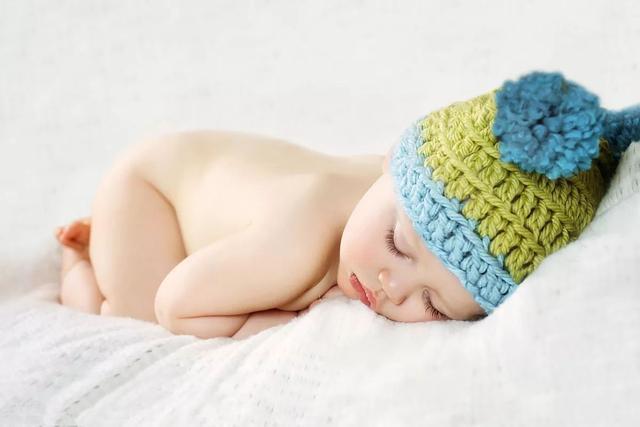 豆豆|新晋宝妈晒宝宝搞怪睡姿照,朋友评论孩子有问题,快带去检查下