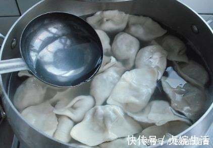 冻饺子|煮冻饺子,用冷水还是热水都错了!教你正确做法,不粘锅不开裂