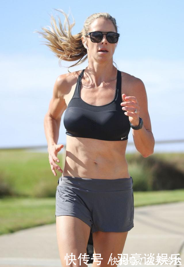 健美|坎迪斯·华纳户外跑步,一身运动套装,看起来很健美!