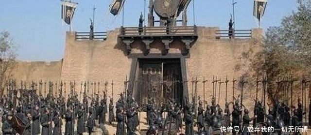 为啥古代的城门都朝里开?朝里开,敌人撞门时不是更容易撞开吗?