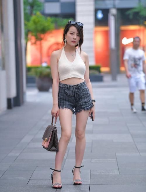 丰腴女神此起彼伏真美丽,时尚服装展现其活力美