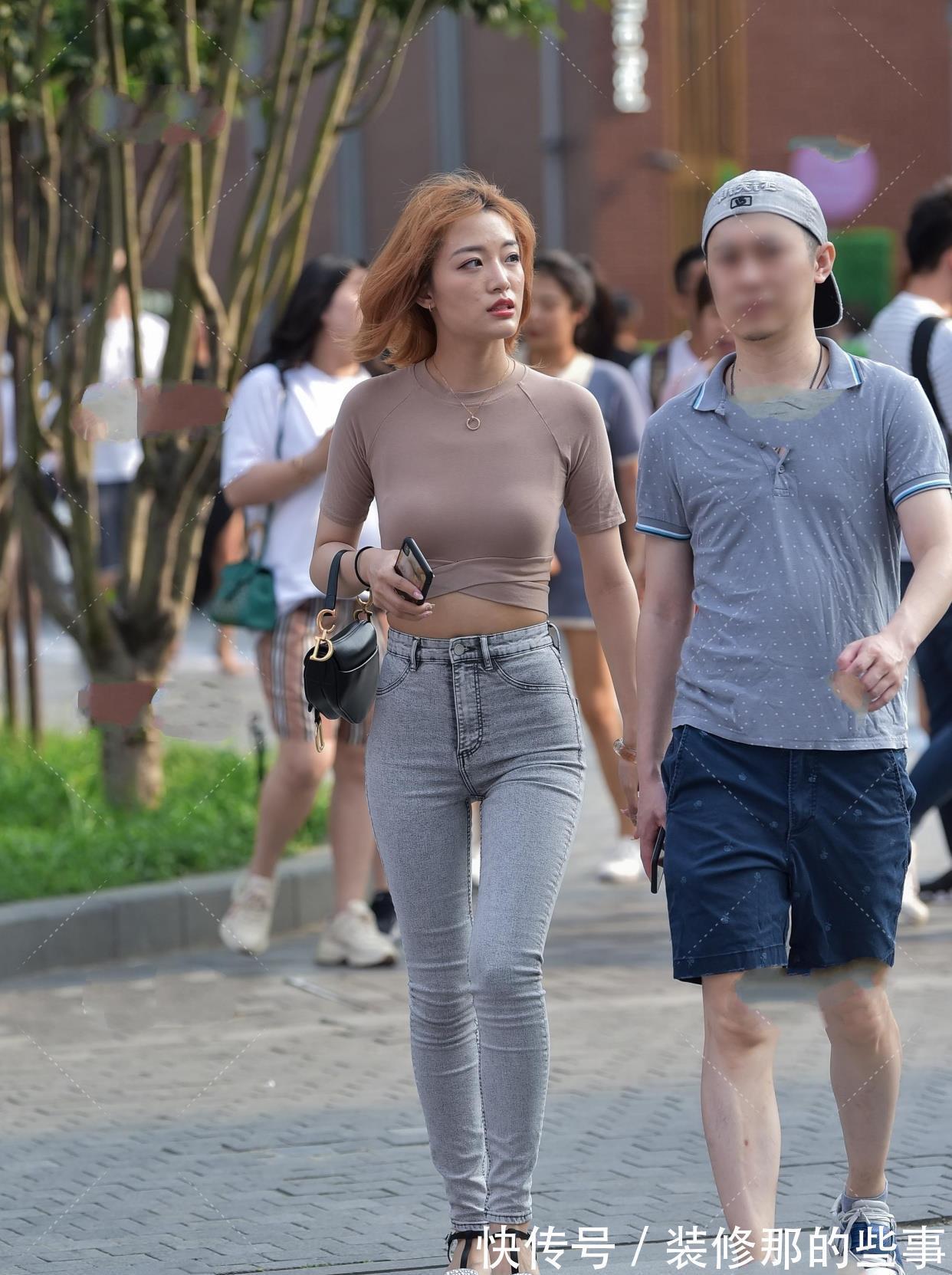 气息|牛仔具有修身的瘦身气息,不仅十分英俊,而且十分精巧适合