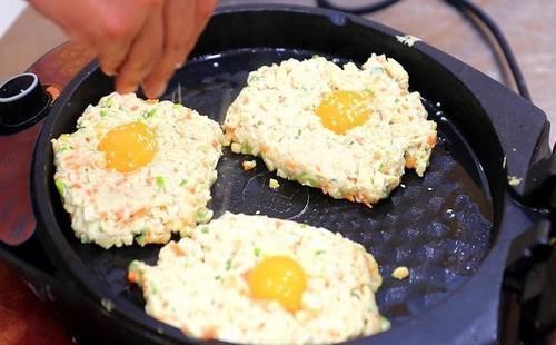 植物蛋白|我家豆腐从不炒着吃，淋1个鸡蛋、不加1滴水，一年四季吃不够