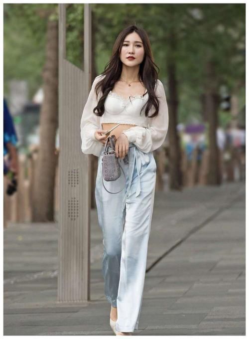  费劲|美女穿搭：短打上衣让你优雅得毫不费劲，玲珑十足