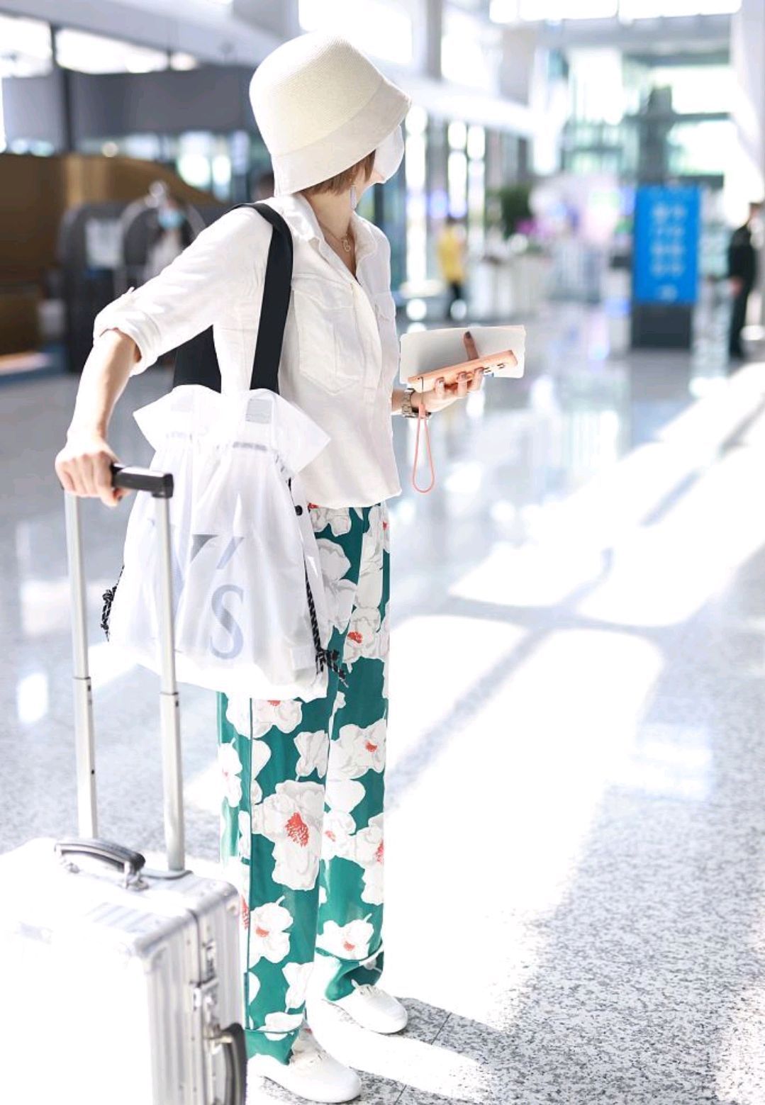 光泽感|马伊琍真是个“衬衫控”,白衬衫配印花阔腿裤简约清爽,减龄大气