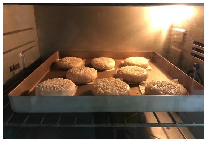 这饼酥得直掉渣,咬一口还爆浆,学会了,再也不用去排队买了