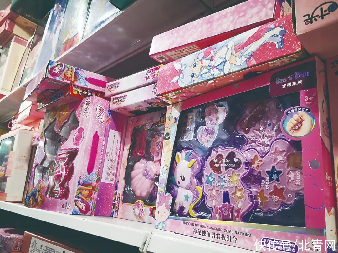 8岁女孩涂玩具口红，唇部肿成“香肠”