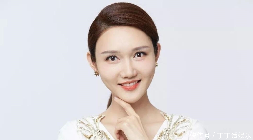 央视主持 央视主持龙洋私下生活曝光,样子与台上反差大,吃一桌素菜没荤腥