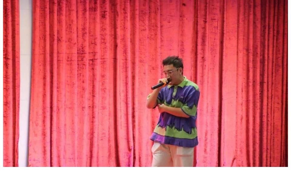 歌聲唱響深秋的夜空